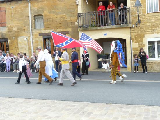 Le cortège applaudis